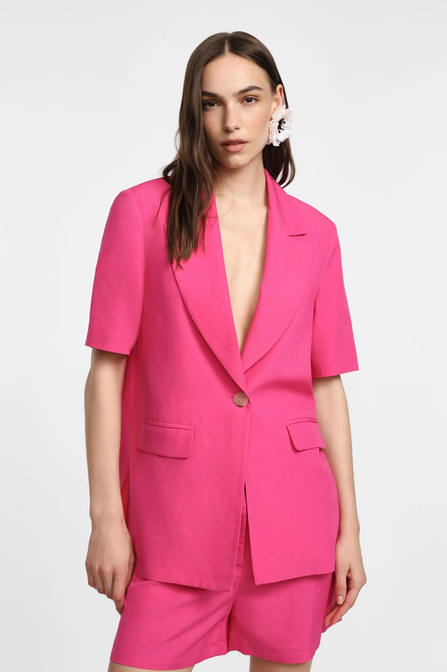 Blazer con maniche corte e bottone