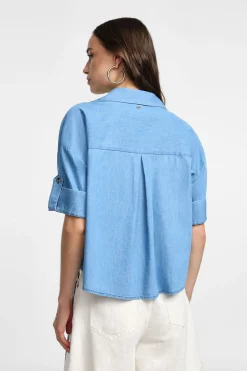 Camicia con bottoni e tasche