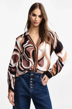 Camicia con colletto classico e stampa astratta