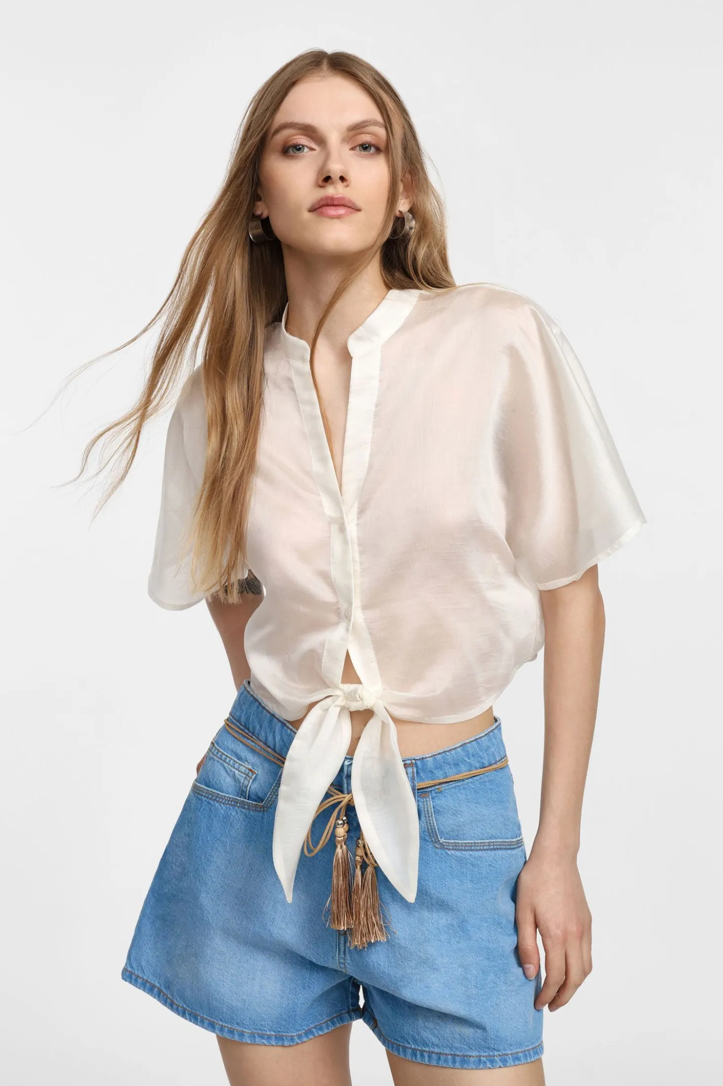 Camicia corta con nodo frontale