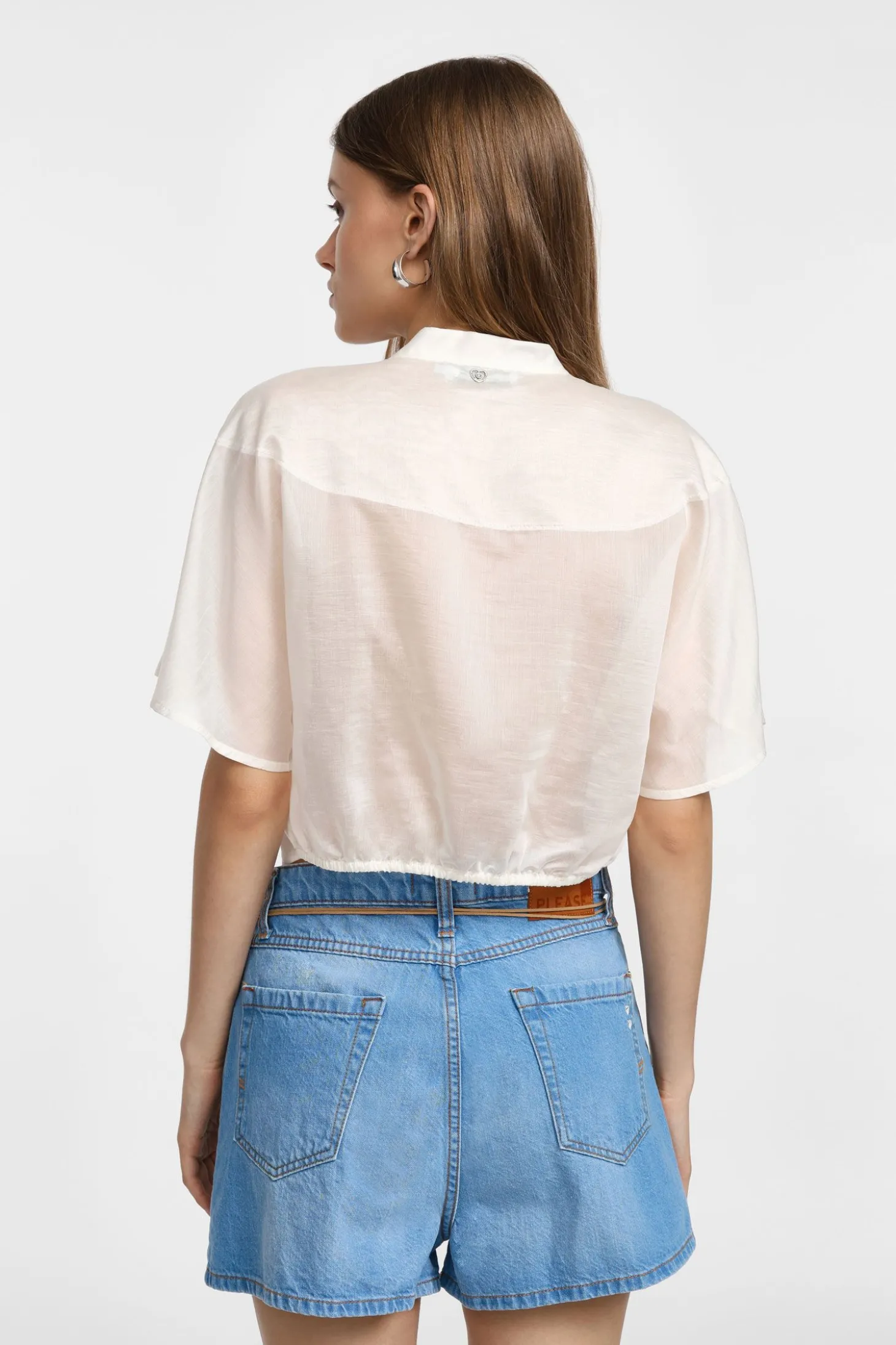 Camicia corta con nodo frontale