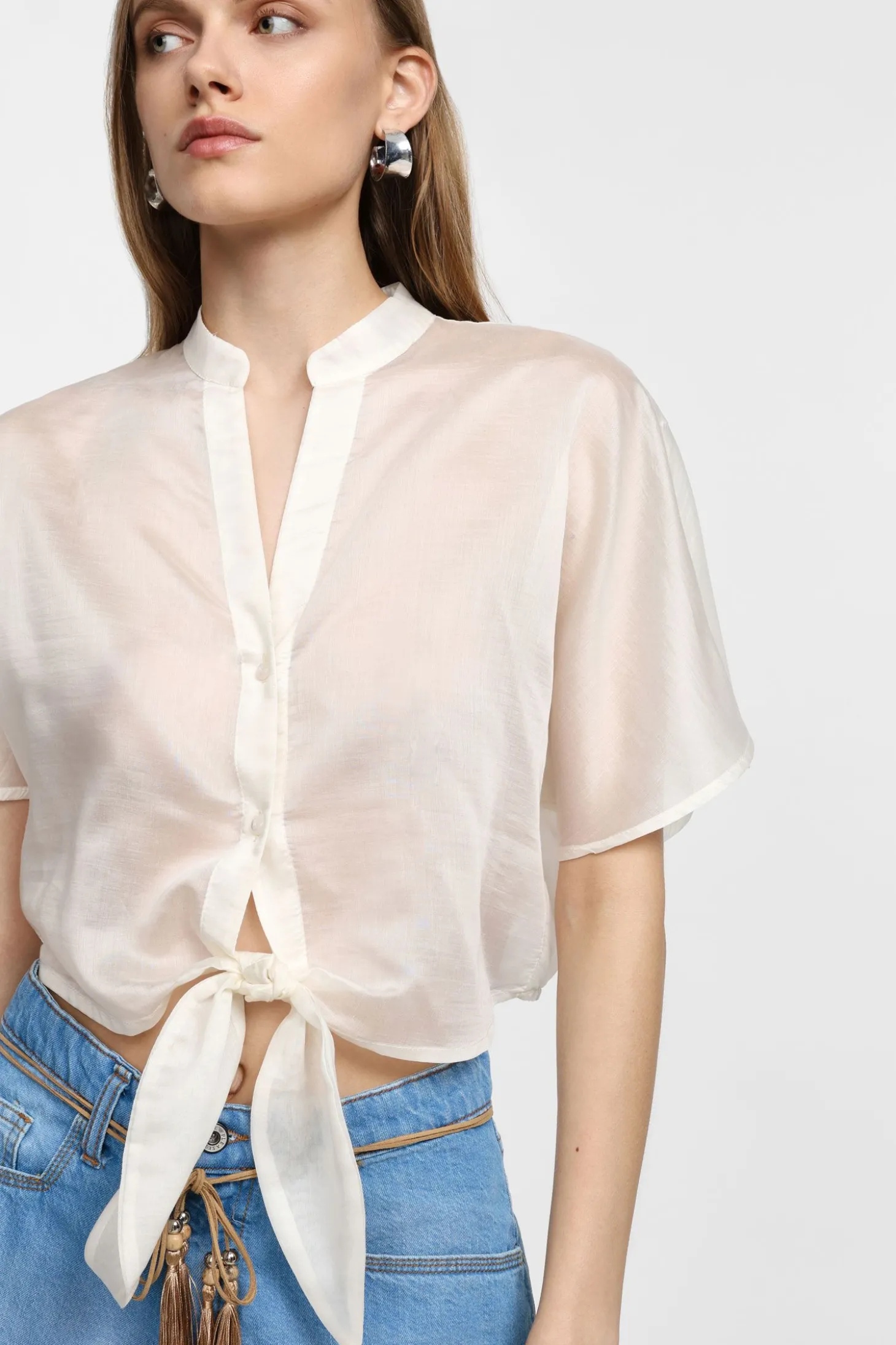 Camicia corta con nodo frontale