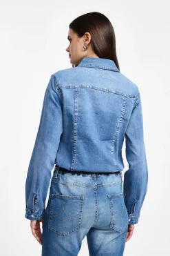 Camicia in denim con tasche e bottoni