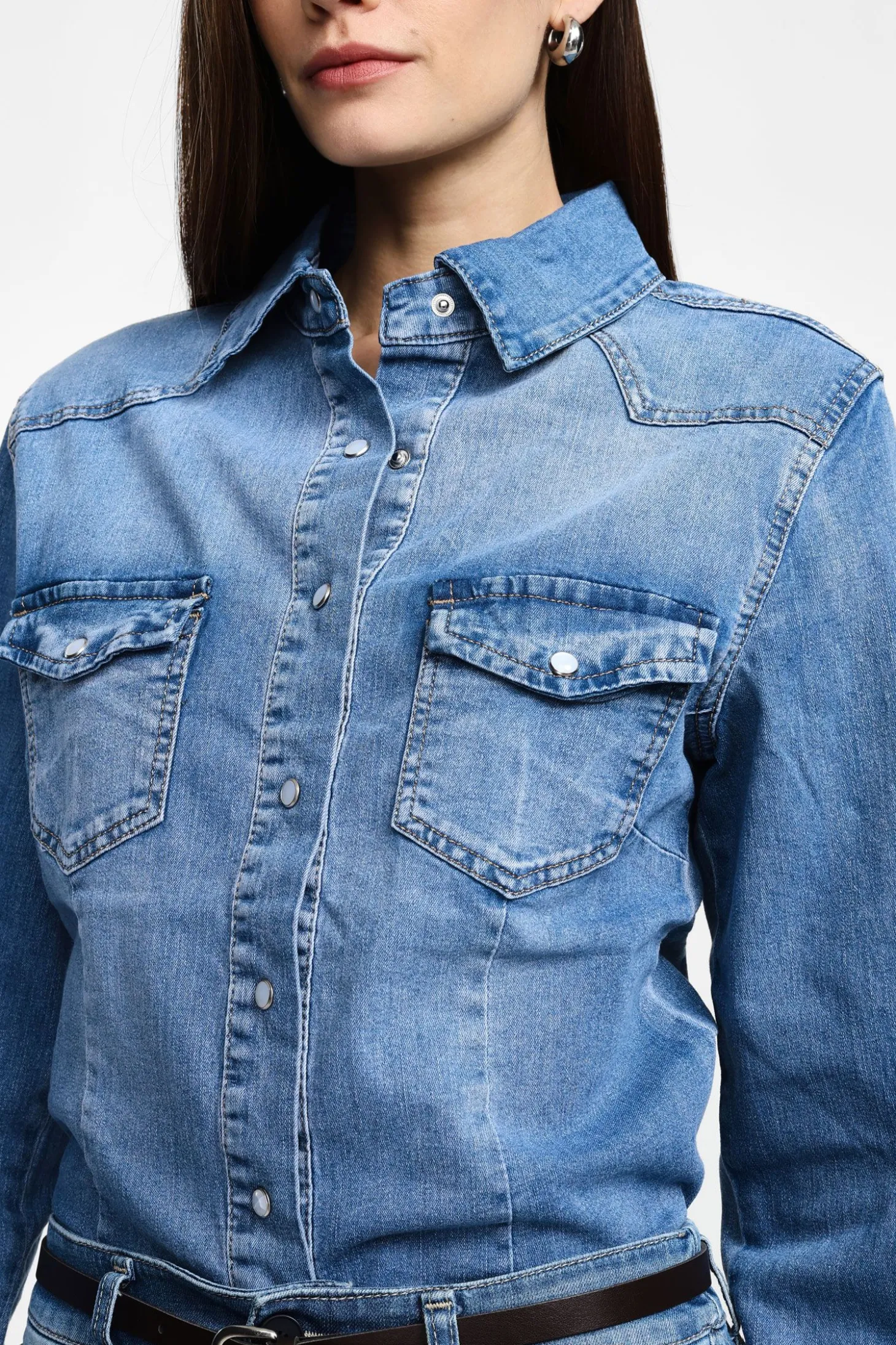 Camicia in denim con tasche e bottoni