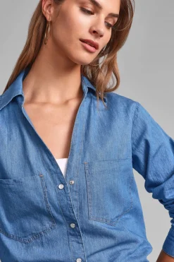 Camicia in denim con tasche e bottoni