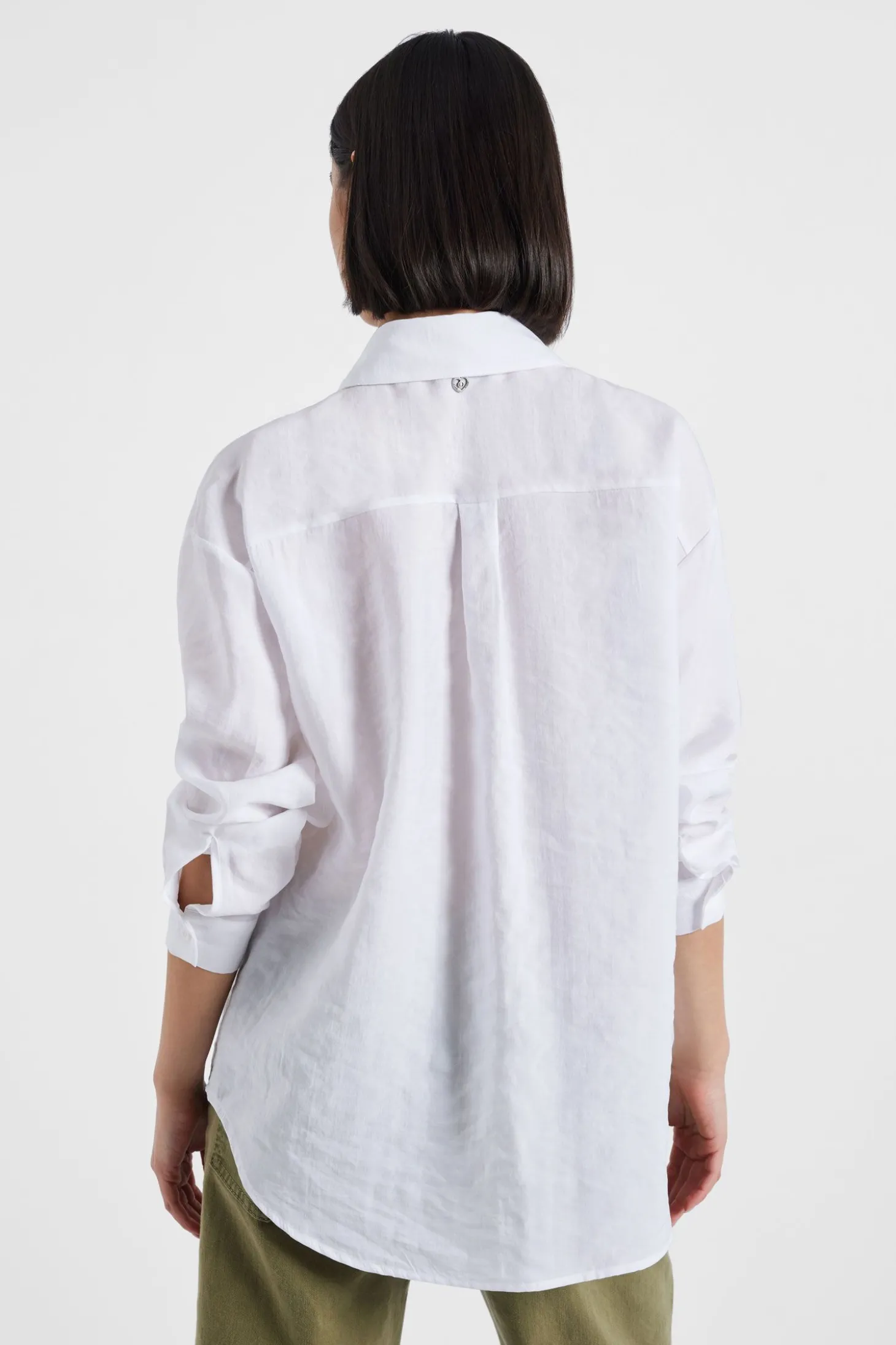 Camicia monocolour con colletto classico e taschini applicati
