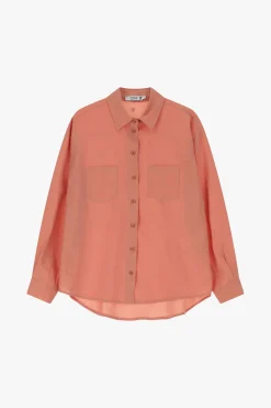 Camicia monocolour con colletto classico e taschini applicati