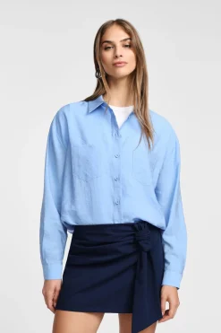 Camicia monocolour con colletto classico e taschini applicati