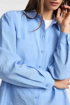 Camicia monocolour con colletto classico e taschini applicati
