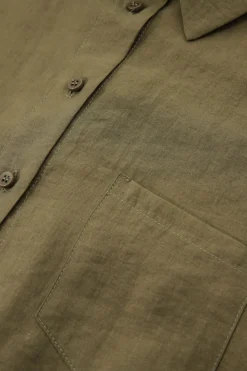 Camicia monocolour con colletto classico e taschini applicati