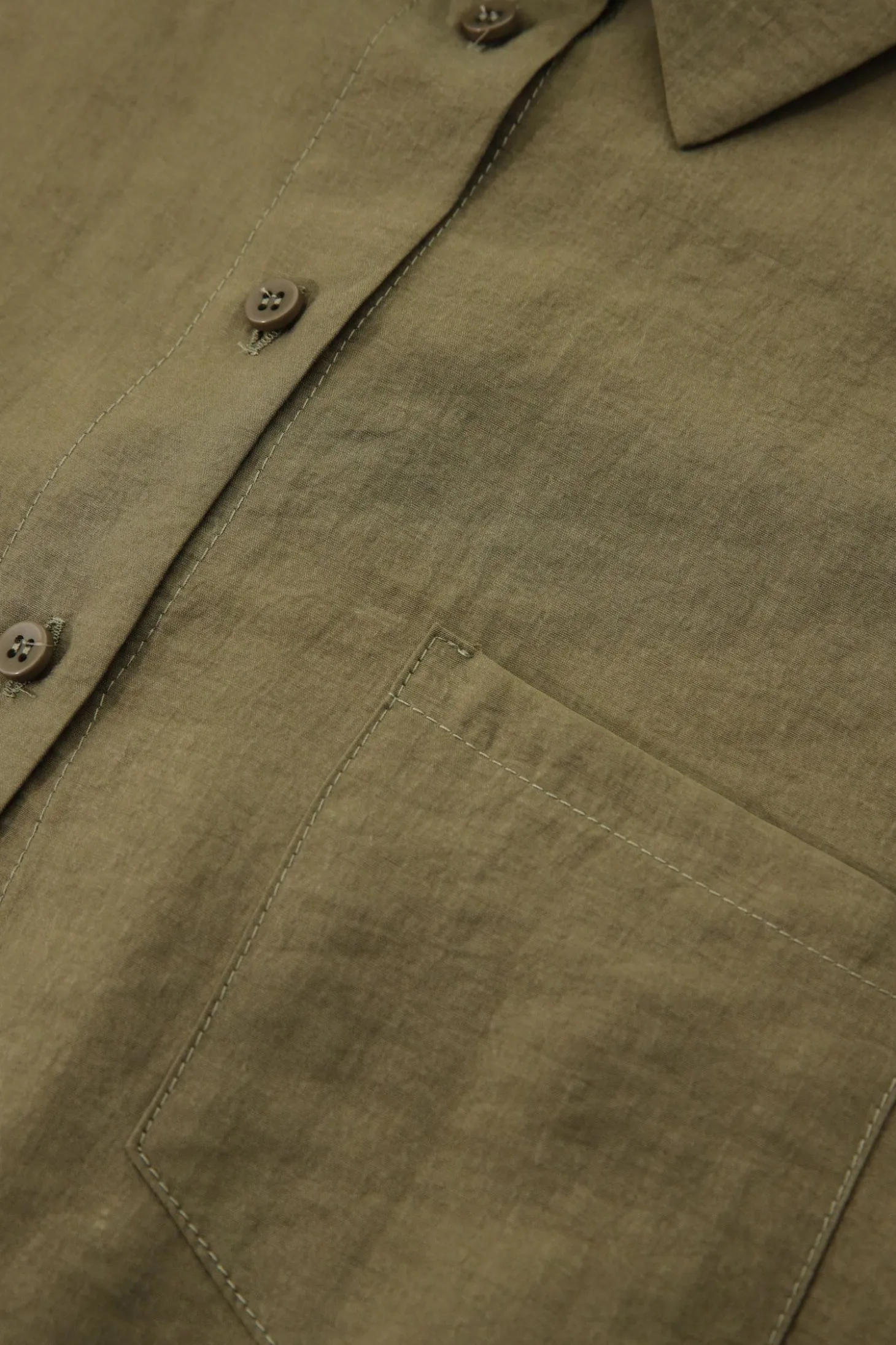 Camicia monocolour con colletto classico e taschini applicati