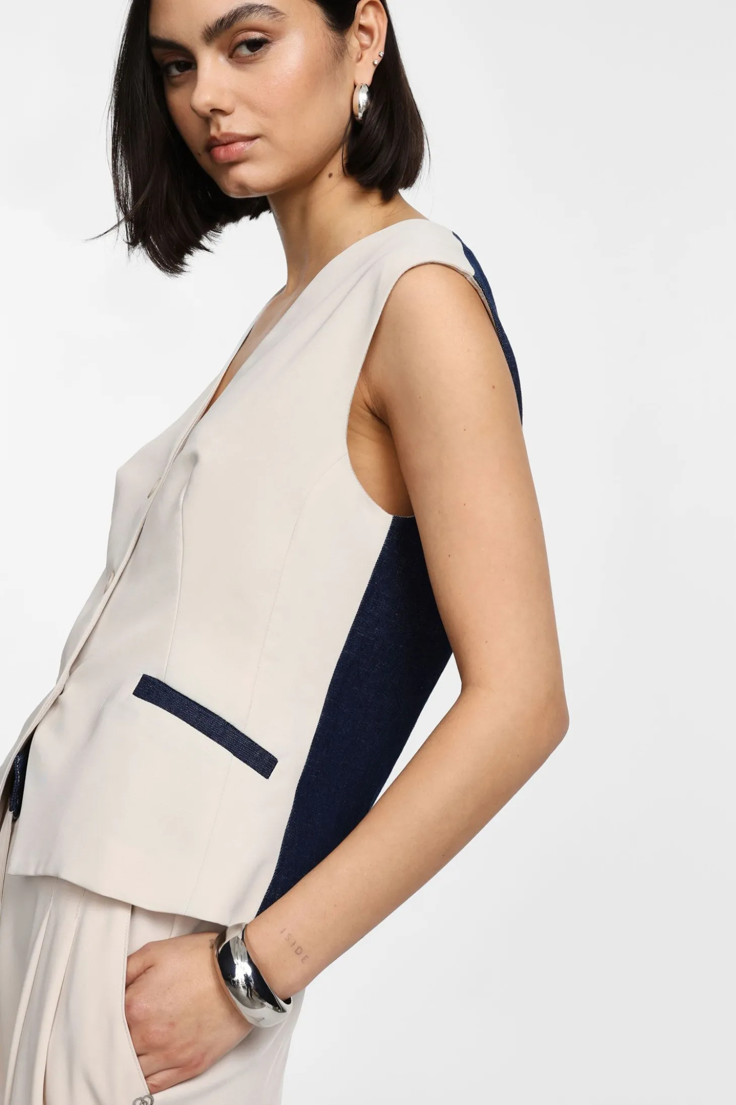 Gilet bicolor con bottoni e tasche