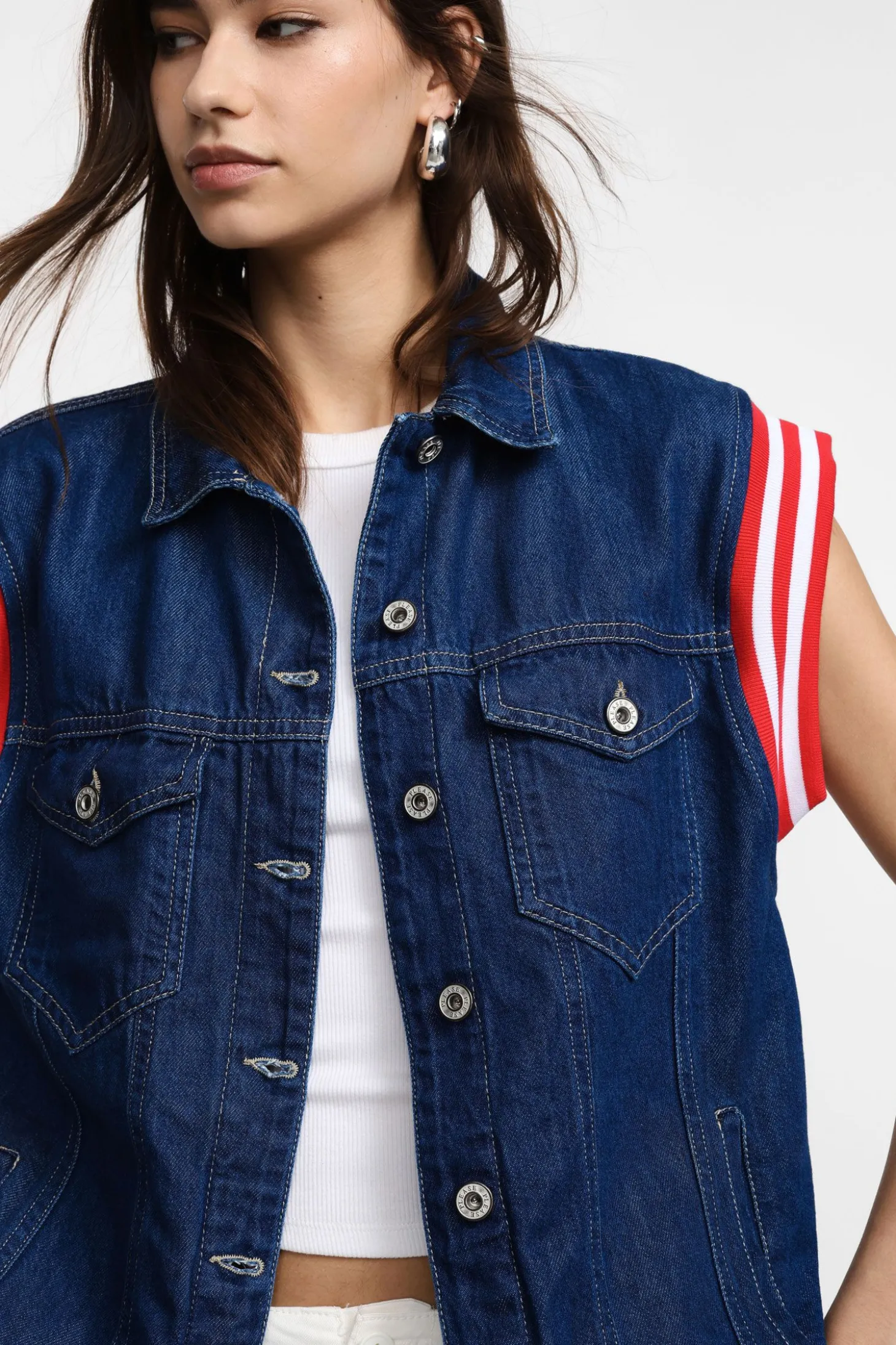 Gilet in denim con bottoni e maniche a righe