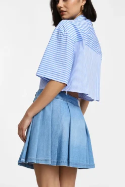 Gonna corta in denim con bottoni e pieghe