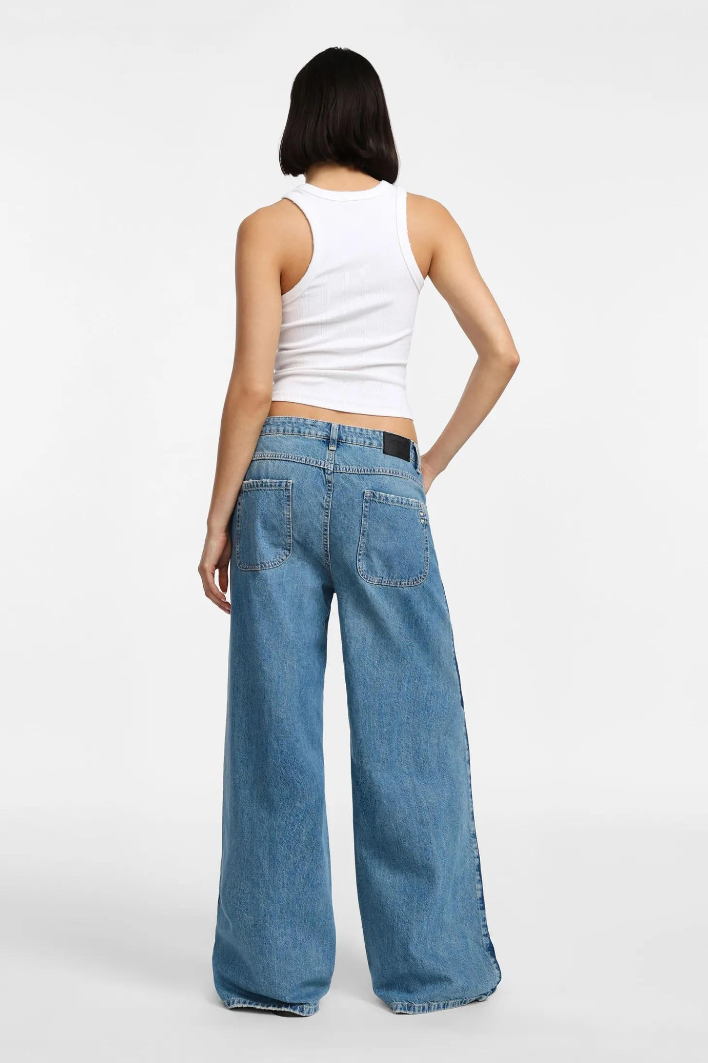 Jeans a gamba larga con design combinato