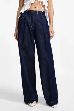 Jeans a gamba larga con vita alta e piega