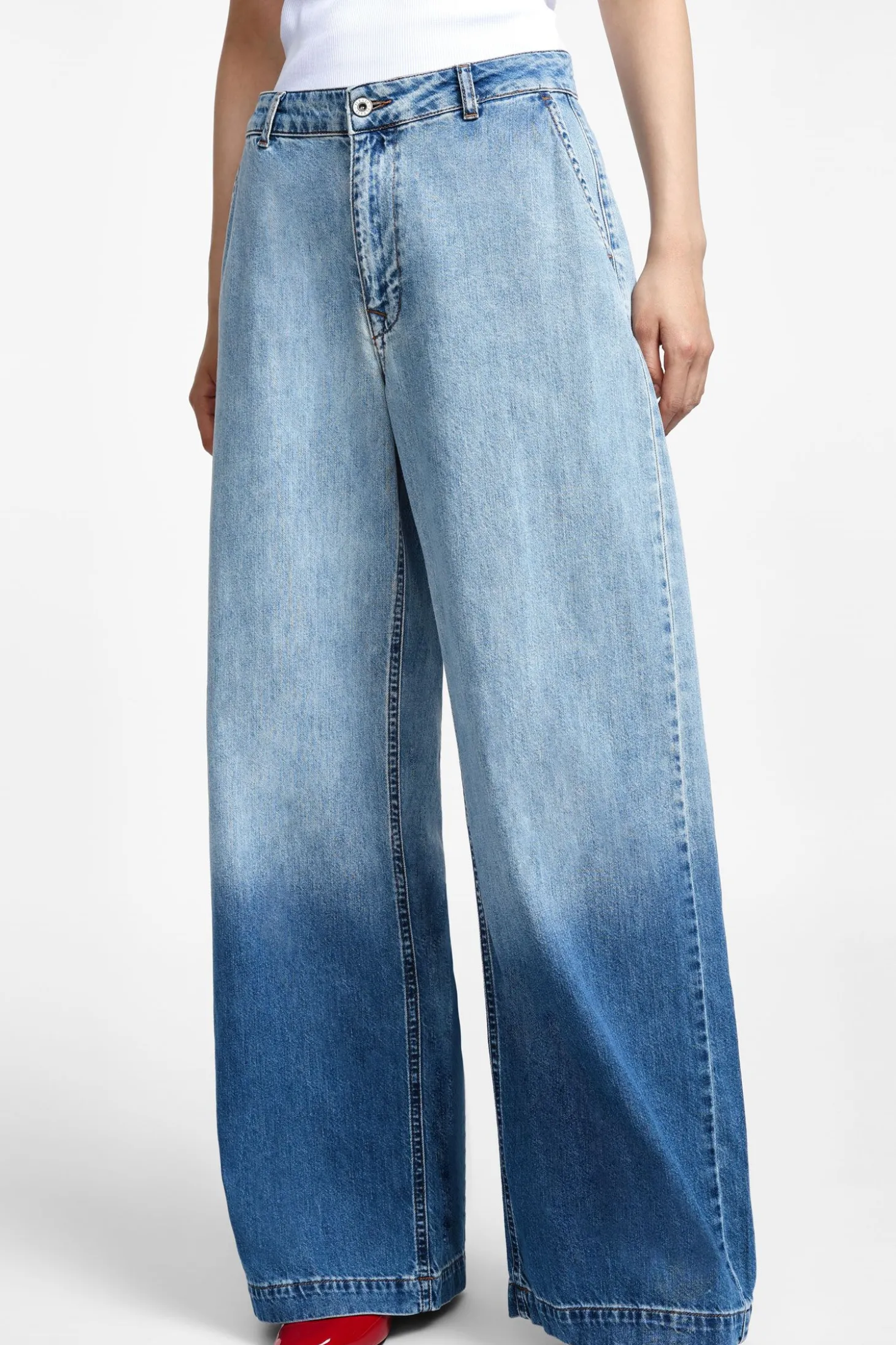 Jeans a gamba larga con vita media sfumati