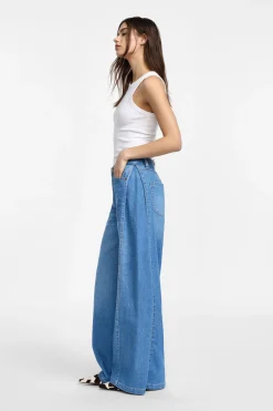 Jeans a gamba larga con vita media