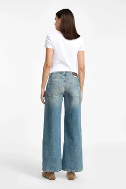 Jeans a gamba svasata con vita media
