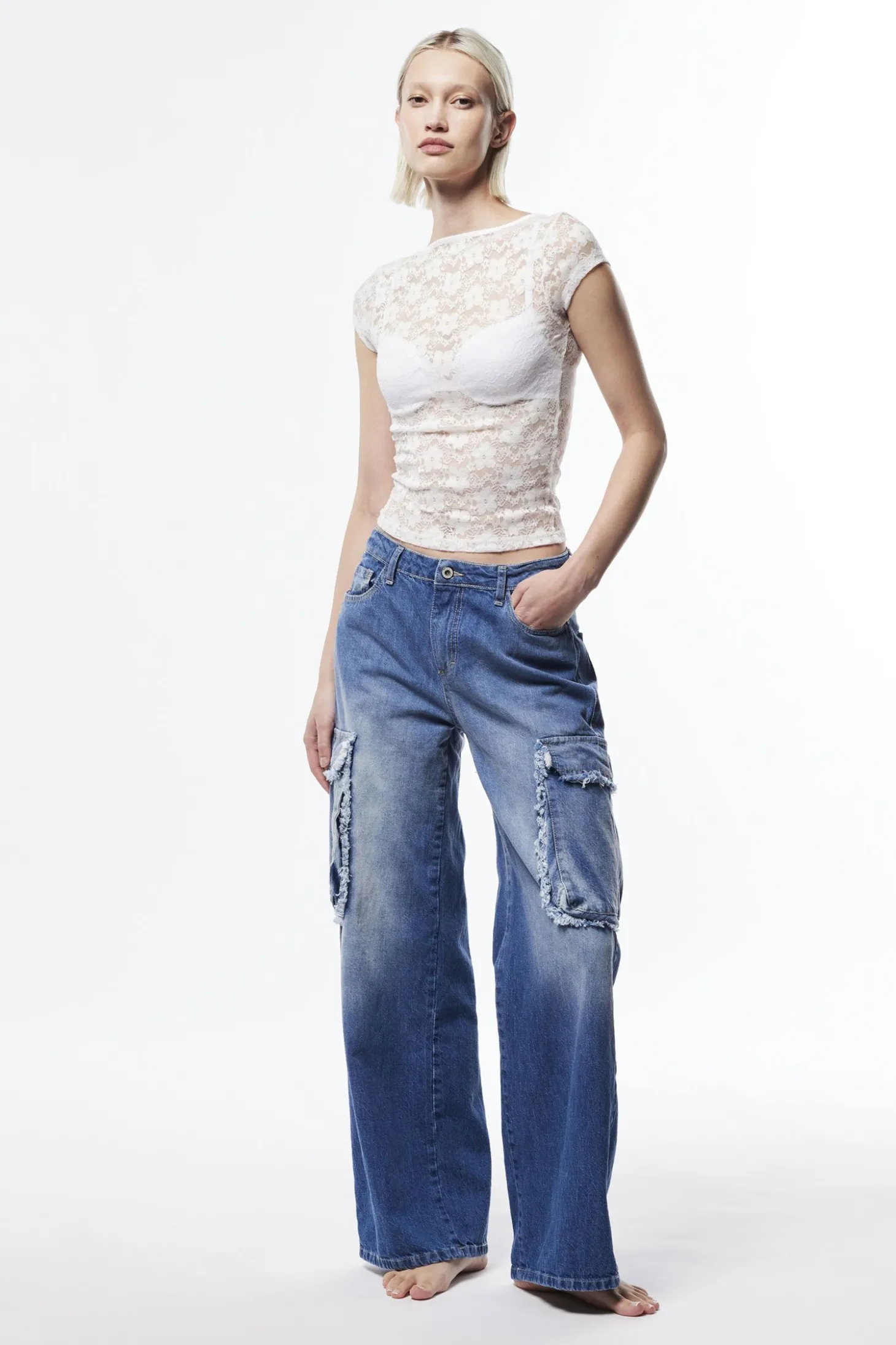 Jeans ampi baggy con tasche cargo sfrangiate