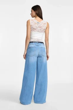 Jeans ampi con cintura