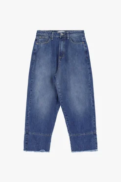 Jeans tapered con orlo sfrangiato