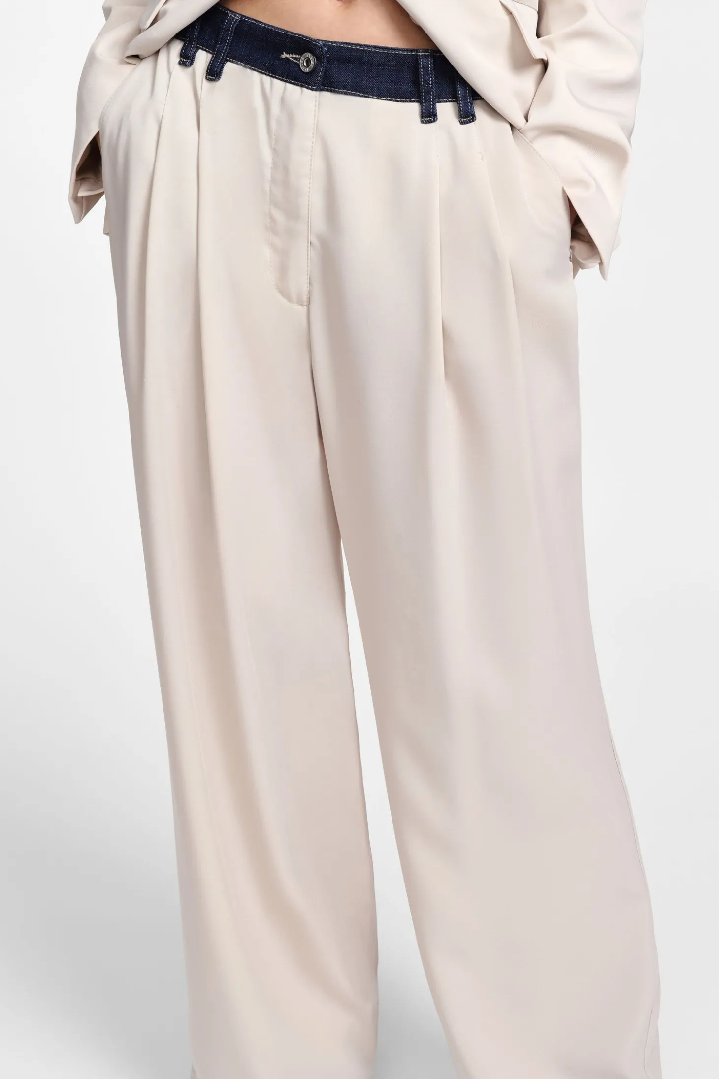 Pantaloni a gamba larga con pinces