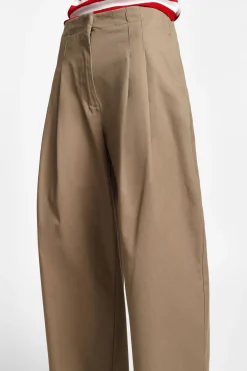 Pantaloni a gamba larga e vita media con pinces