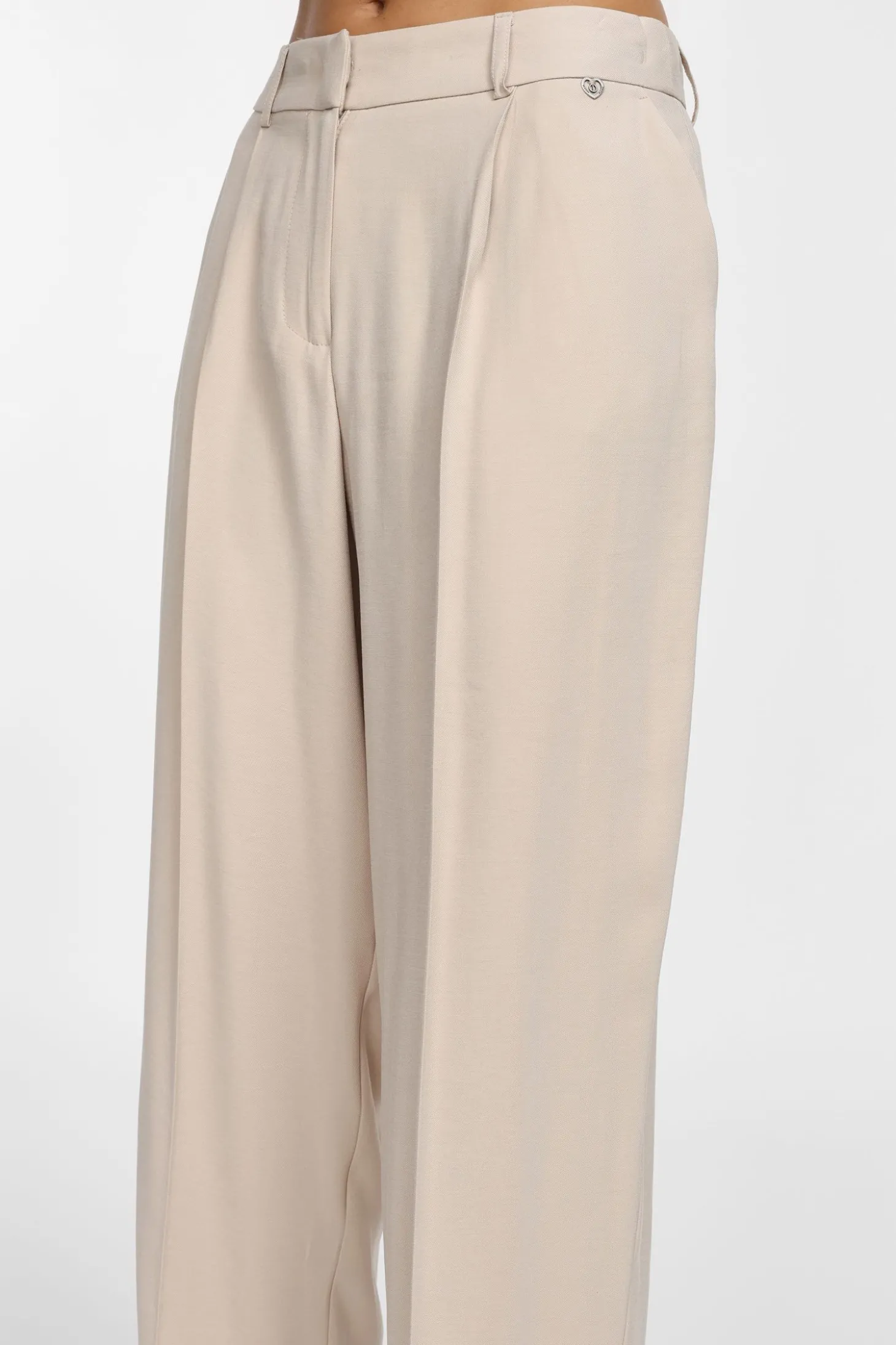 Pantaloni a gamba larga e vita alta