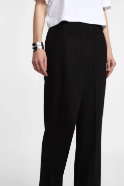 Pantaloni ampi vita alta con chiusura asimmetrica