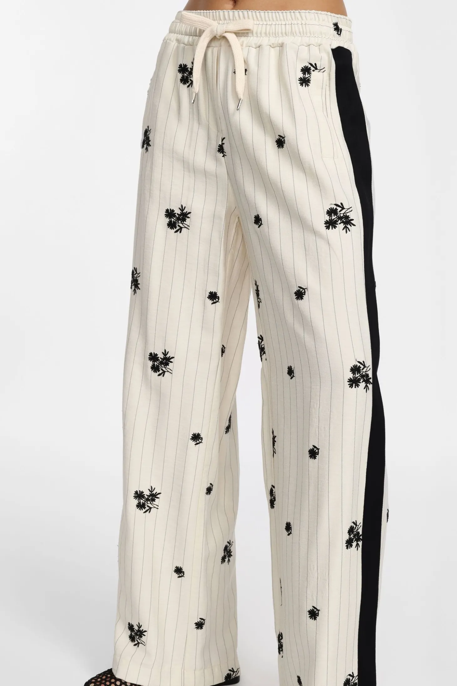 Pantaloni ampia gamba a righe e stampa floreale