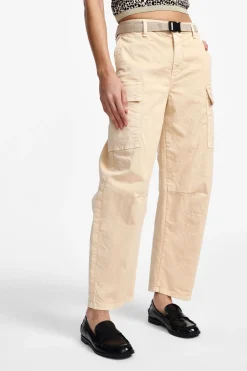 Pantaloni chino con tasche grandi