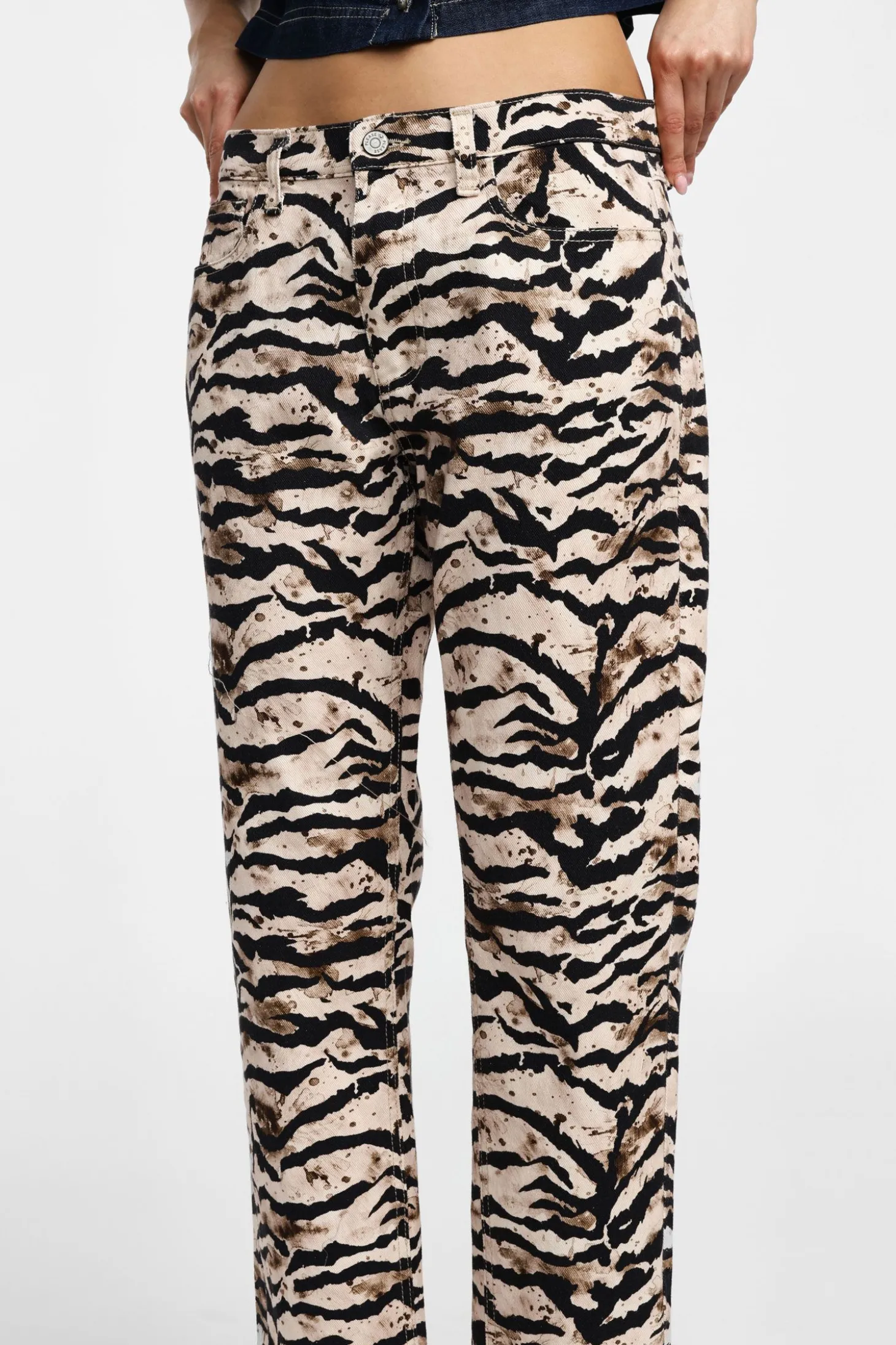 Pantaloni chinos con stampa animalier zebra