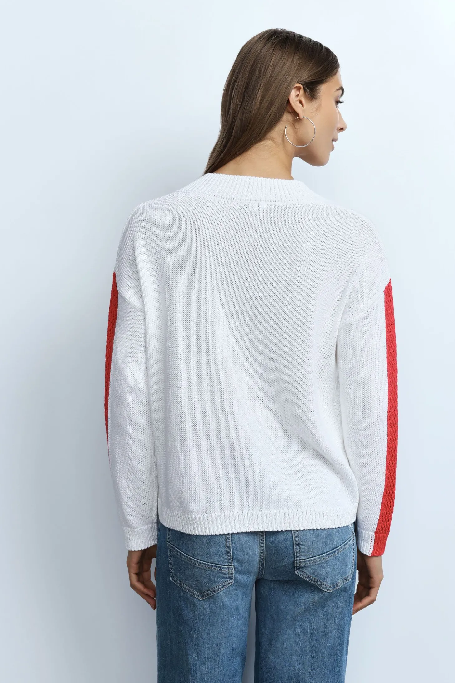 Pullover a righe con scollo a v
