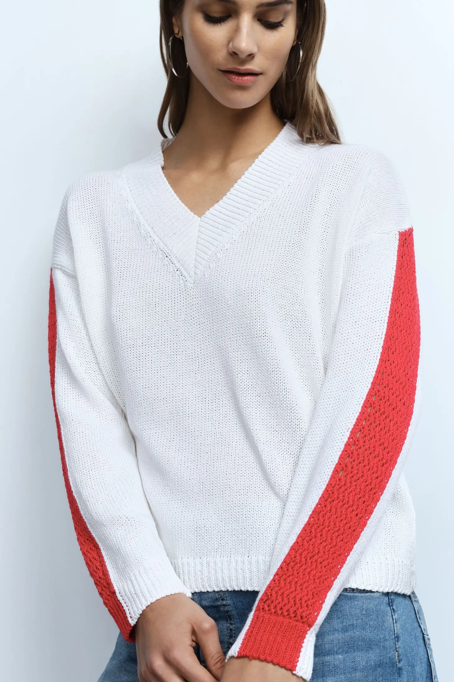Pullover a righe con scollo a v