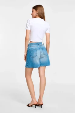 Shorts regulari con tasche frontali