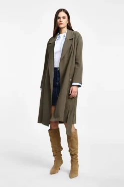 Trench con cintura e revers ampio