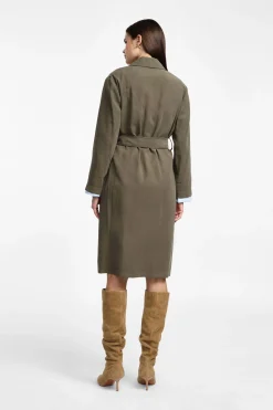 Trench con cintura e revers ampio
