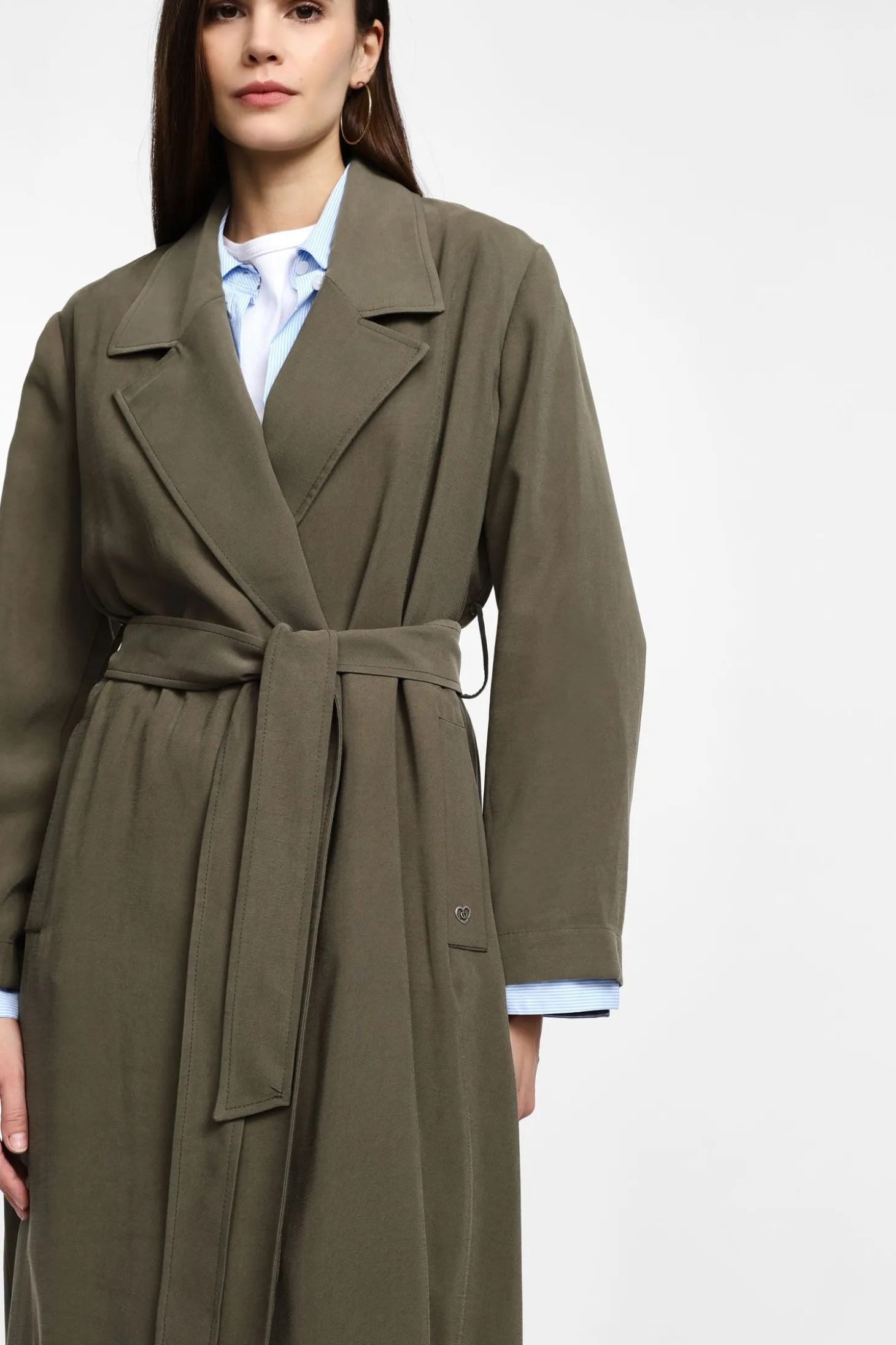 Trench con cintura e revers ampio
