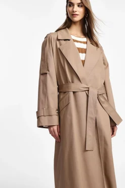 Trench con cintura e spacco
