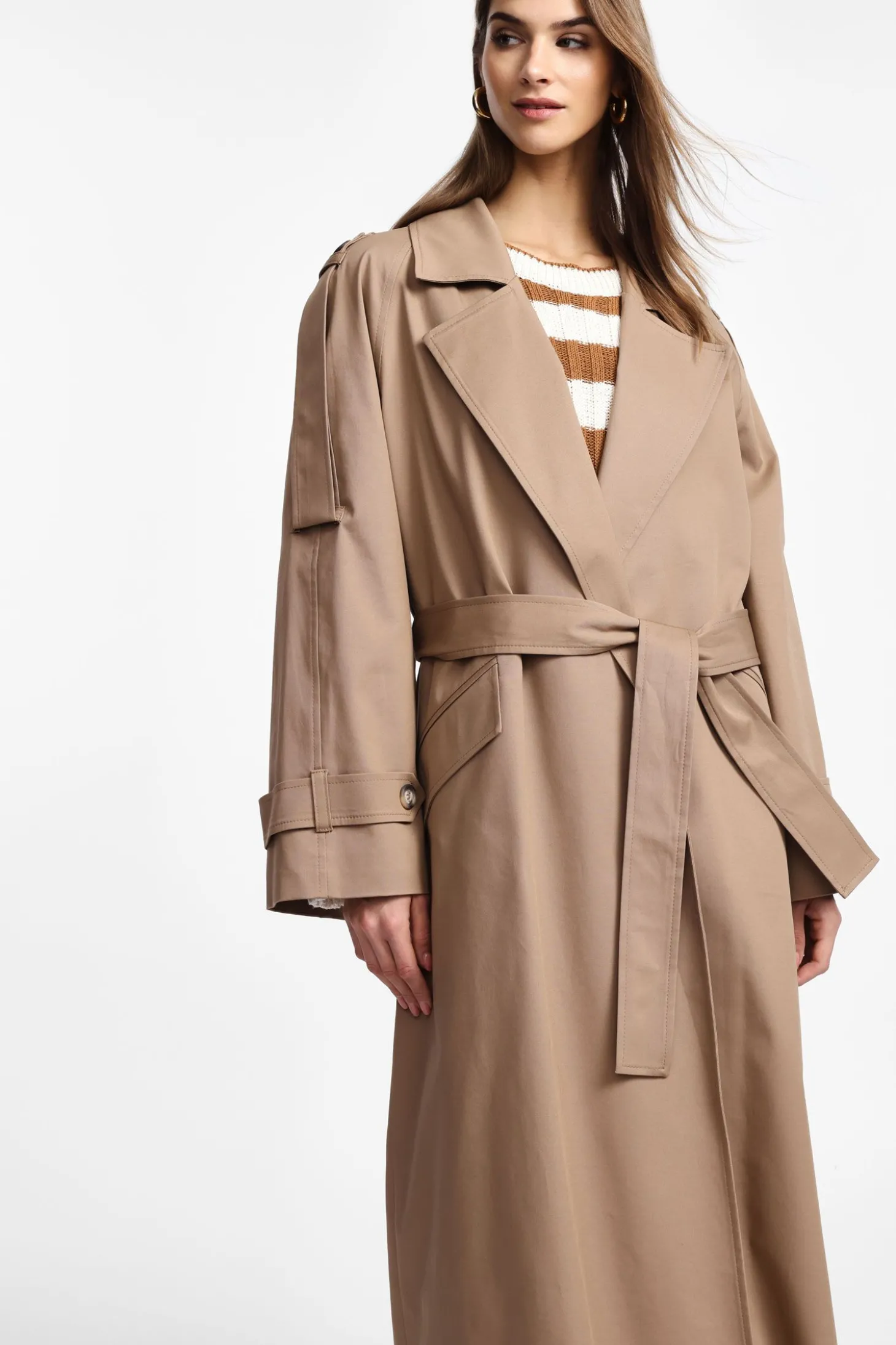 Trench con cintura e spacco