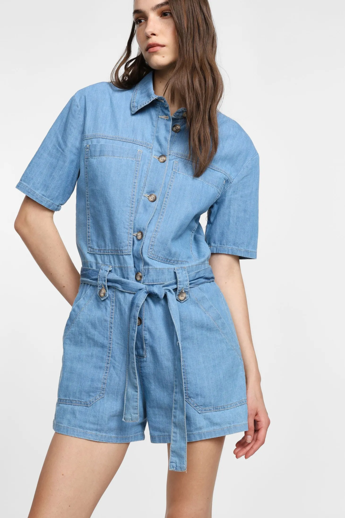 Tuta corta in denim con bottoni e cintura