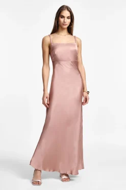 Vestito lungo satinato con scollo quadrato