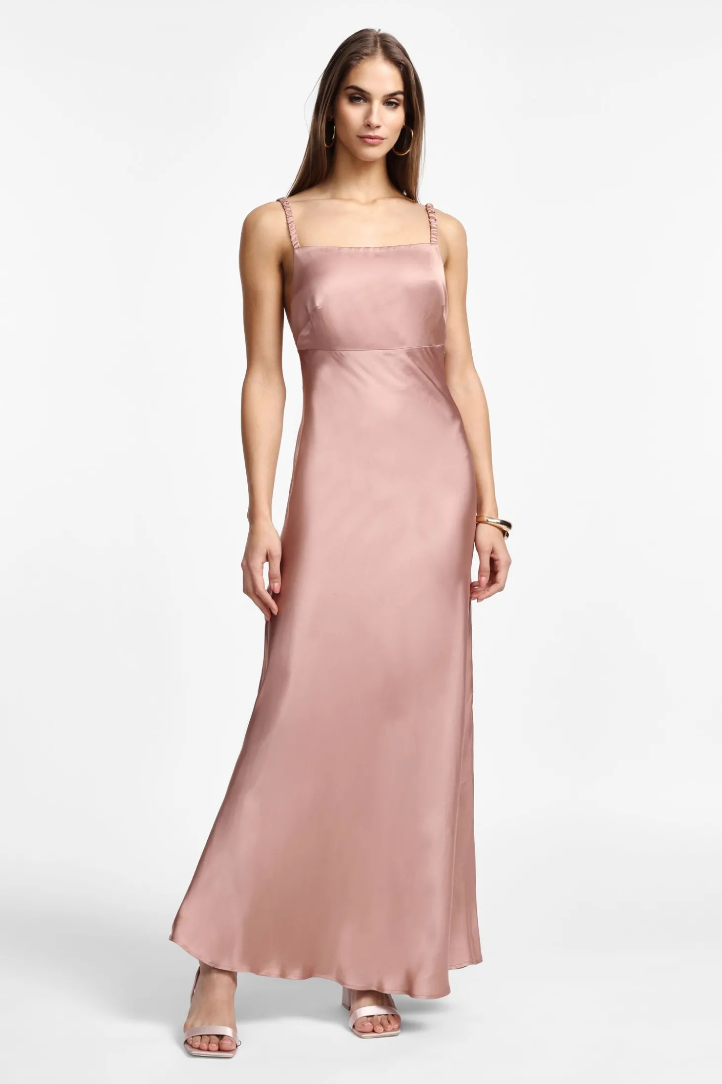 Vestito lungo satinato con scollo quadrato