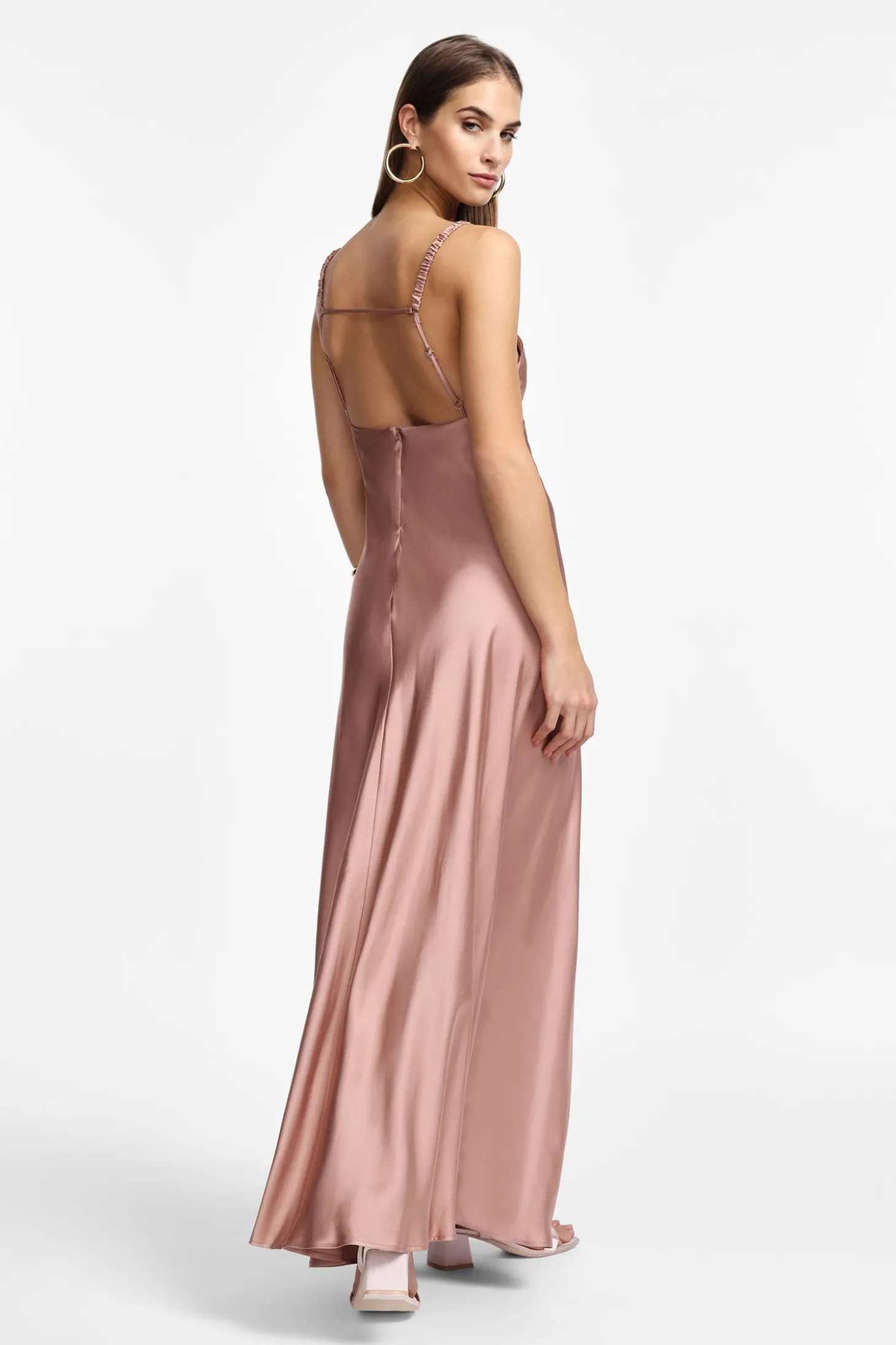 Vestito lungo satinato con scollo quadrato